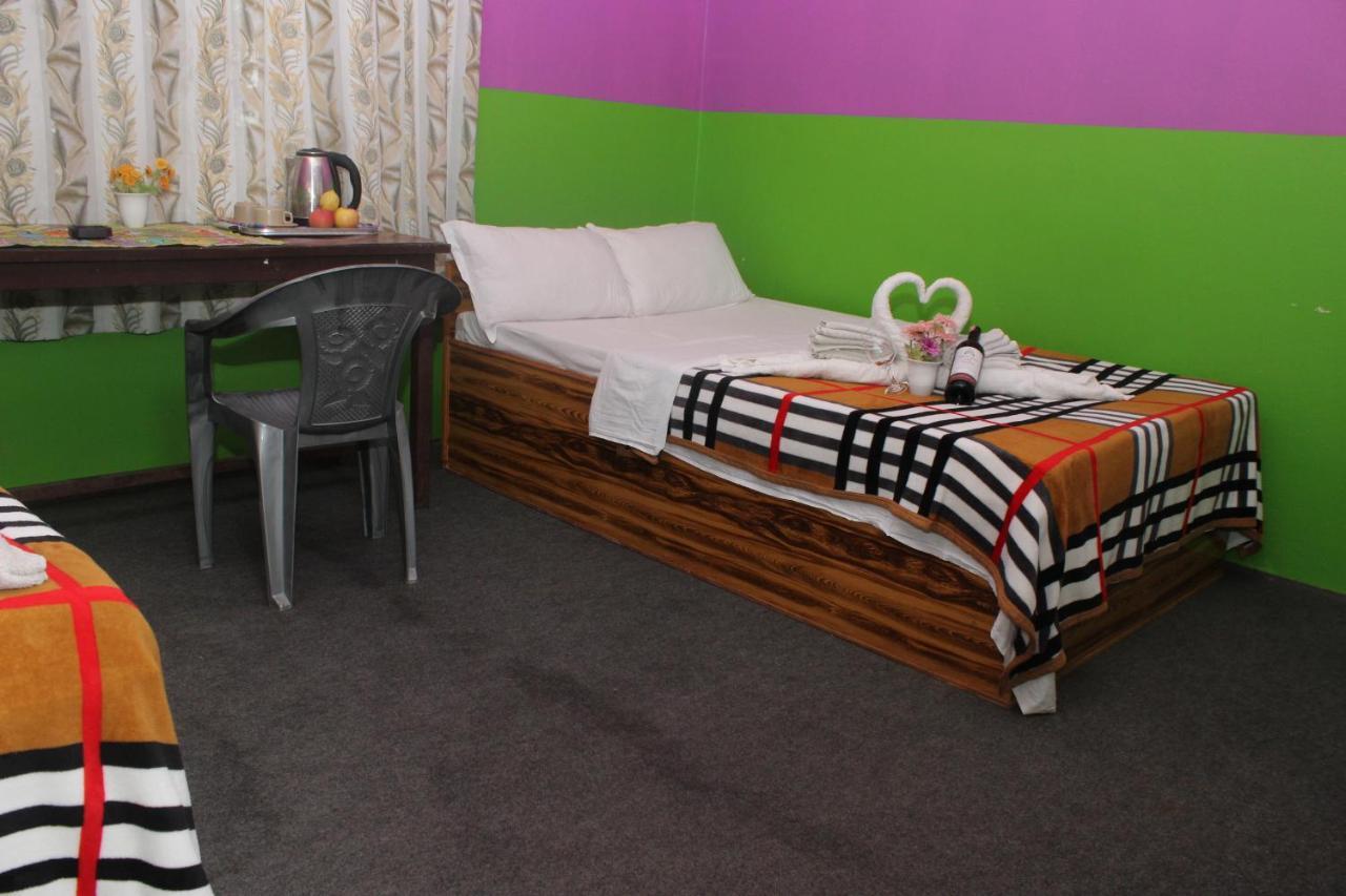 Robins Nest Hotel & Restaurant Deorāli Екстериор снимка